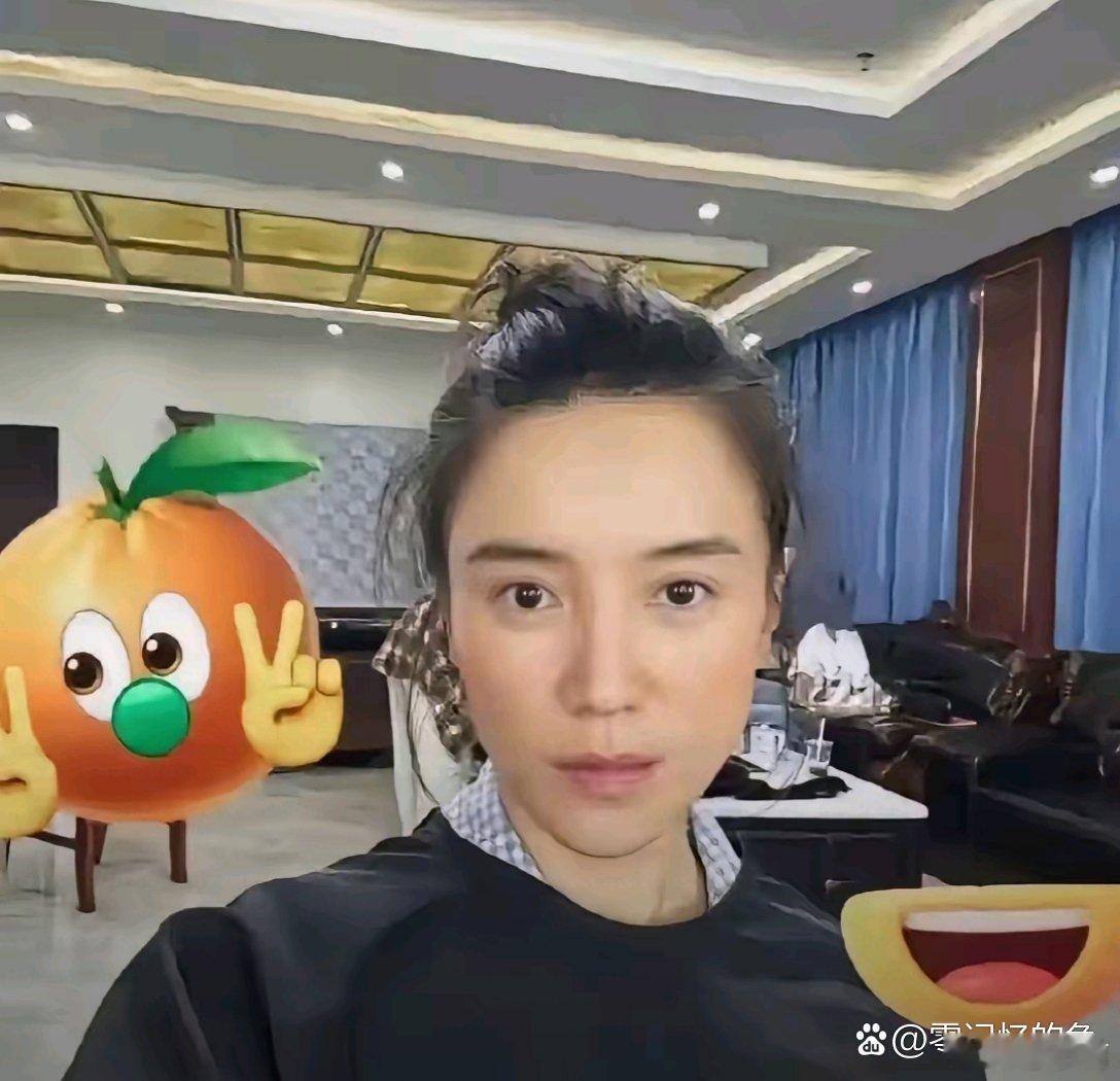 宋佳晒照，她家的房子真大呀。 