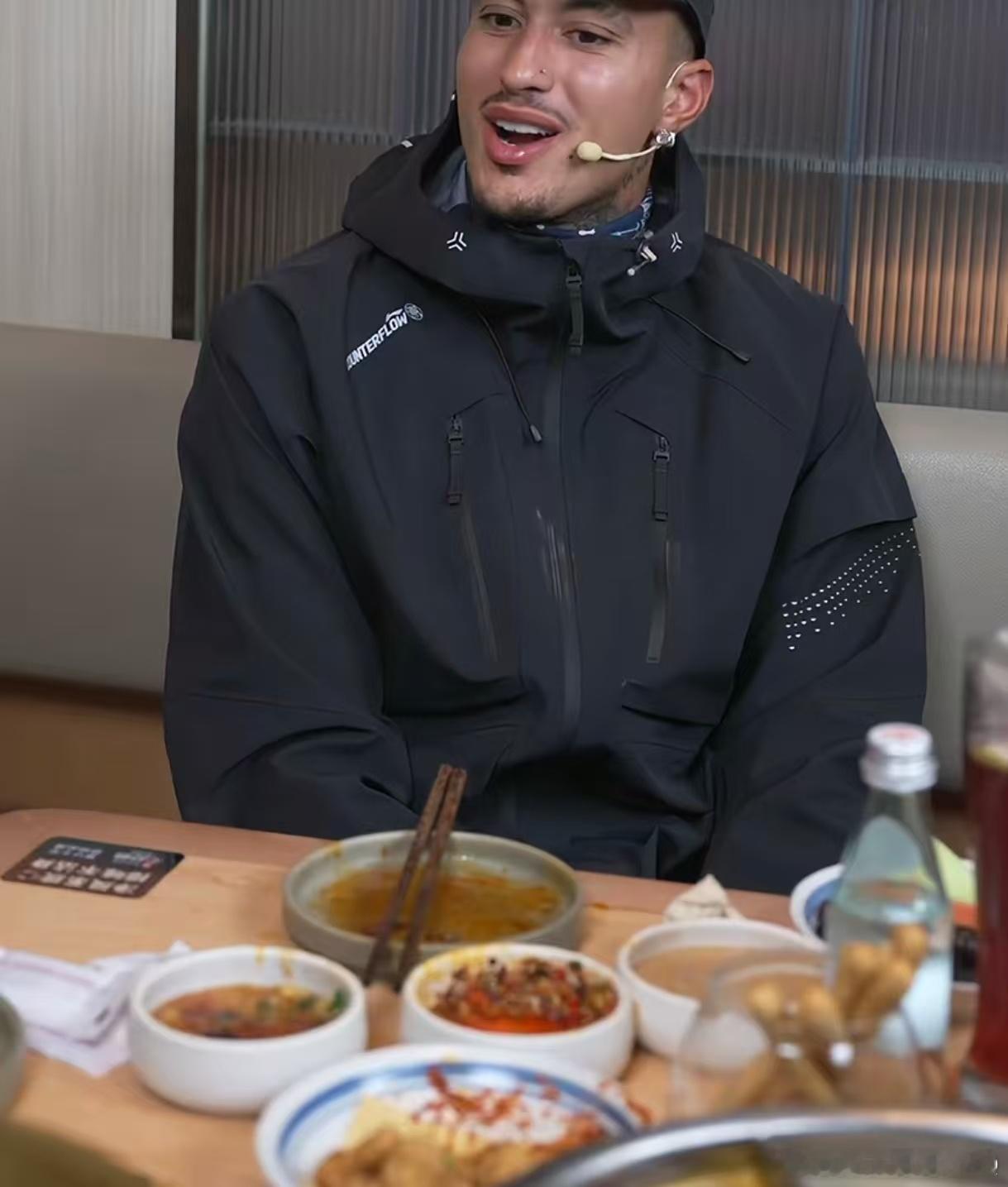 第一次见外国人把蘸料吃光盘 库兹马终于吃上心心念念的火锅了，火锅还没吃完，蘸料已