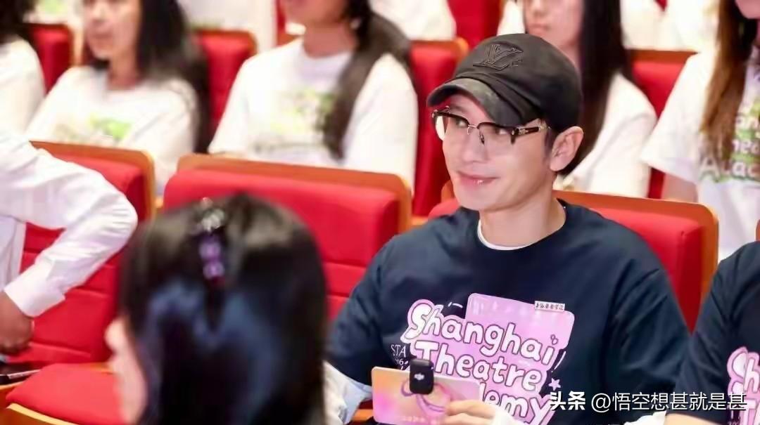 今天，黄晓明到上海戏剧学院办理了入学院手续，也让黄晓明成为了家族里第一个博士研究