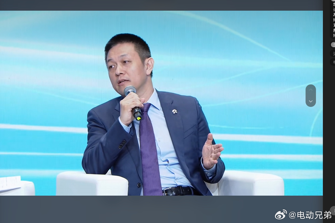 斌哥这会在2026世界智能网联汽车大会发言了，穿着那件蓝西装。电动兄弟 ​​​