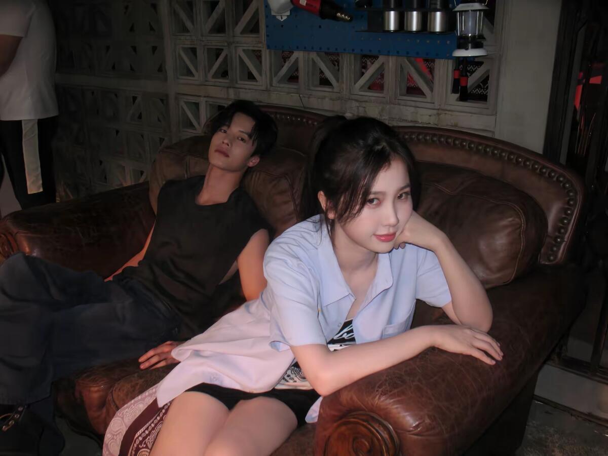 双轨导演辟谣使用原著大结局本来就盼更新盼到挠墙，导演一辟谣更期待了！《双轨》后续