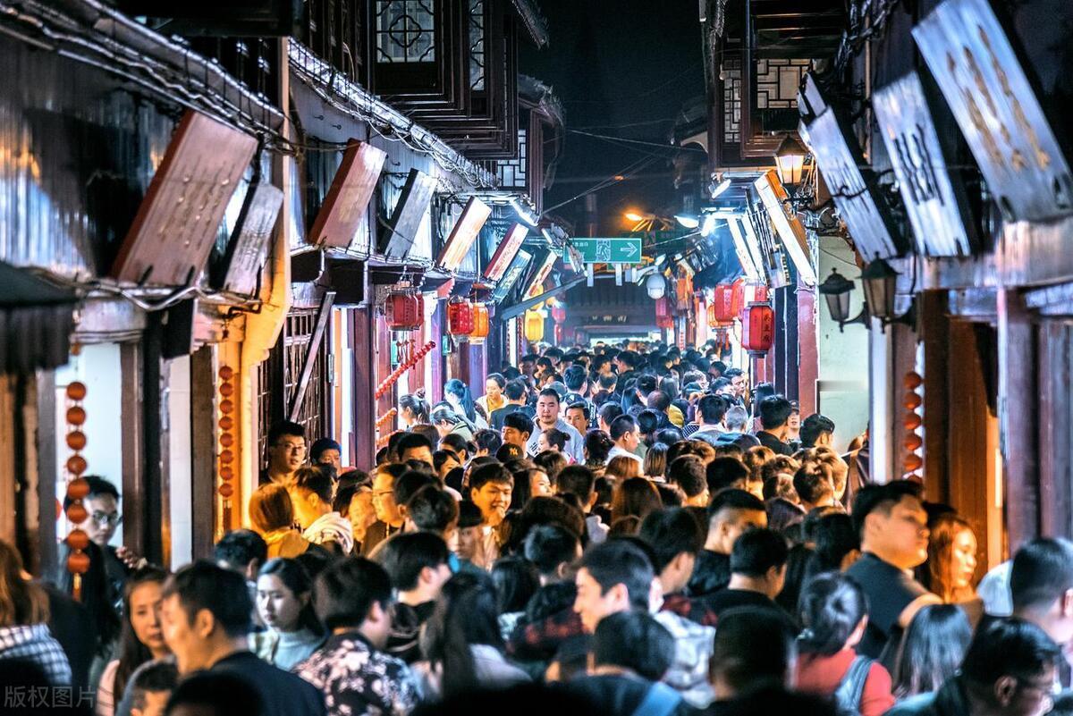 今年春节旅游市场似乎显得异常火爆，根据携程网提供的数据，春节的假期首日旅游订单同