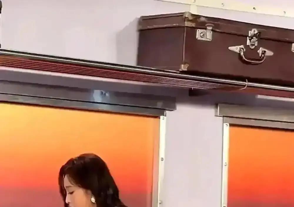 直播灯光下，她腿上的黑色打底裤，突然变成了“透明装”。
弹幕瞬间炸了。
有人骂她