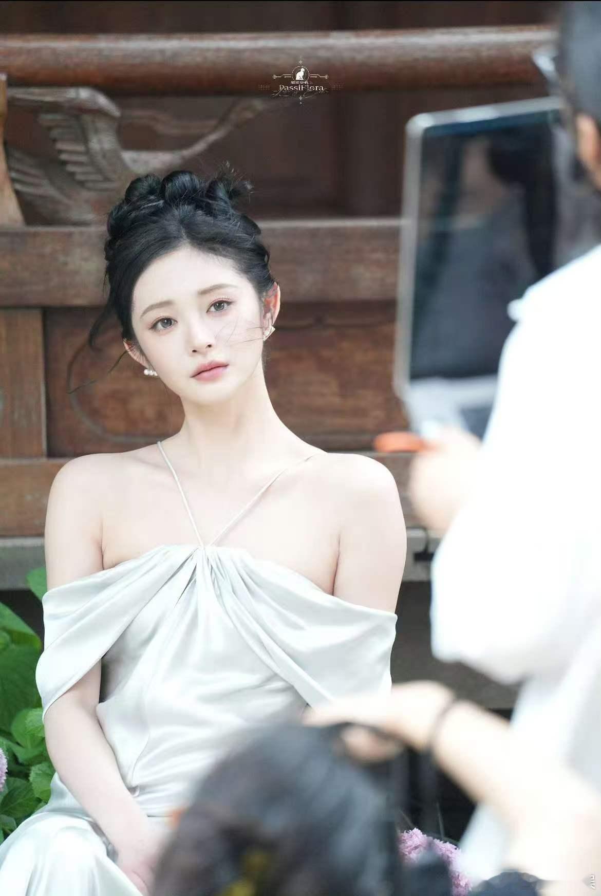 周洁琼一字肩挂脖裙周洁琼早期贵女妆造 周洁琼一字肩挂脖裙太美了早期贵女妆造 