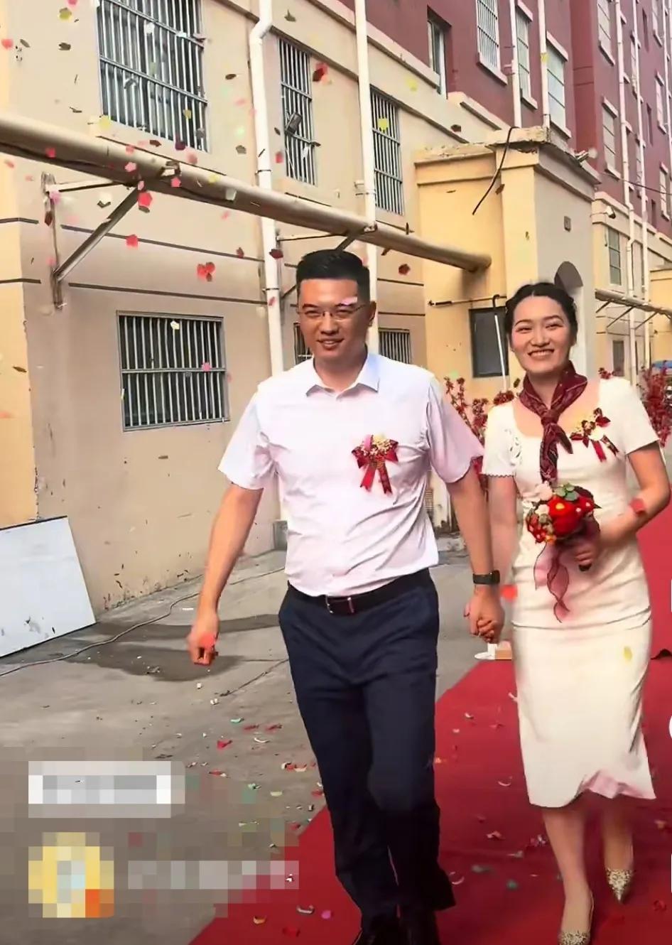 没有婚车，没有司仪，没有彩礼，两个博士生简简单单把婚结了。
场面虽然简单朴素，但