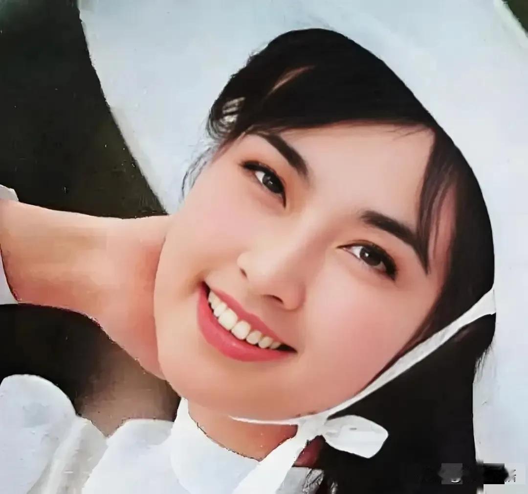 庆姐即使再老，我也奉她为女神！就凭她都这把年纪了，还能在舞台上蹦跶，还敢穿红裙戴