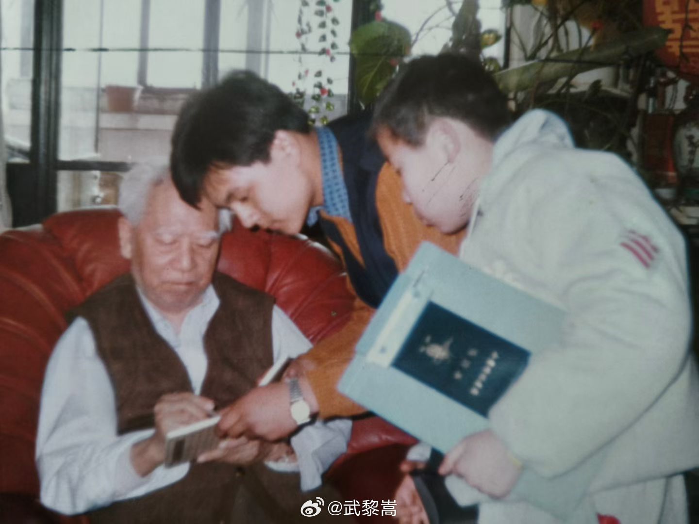 一位老师，发了一张照片。是1997年和姚雪垠先生的合照。姚老是第一代获得茅奖的作