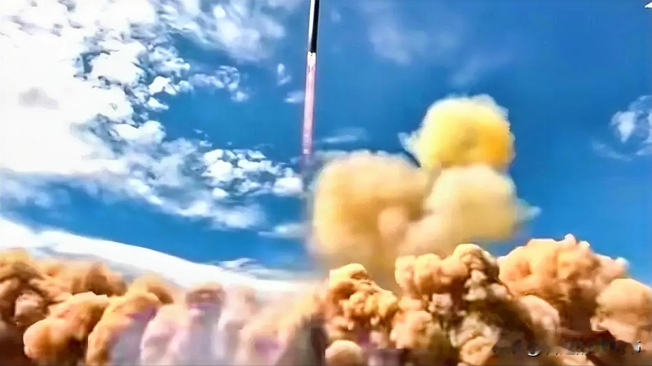 俄国防部5月12日公布了当天“萨尔马特”洲际弹道导弹成功试射画面。
普京说，目前