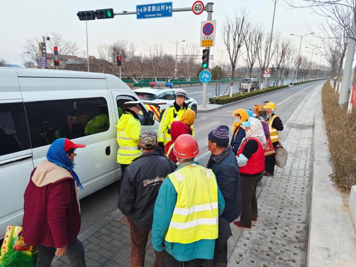 近日，济南市公安局交通管理支队高新技术产业开发区大队在高新东区旅游路与孙家鹊山路