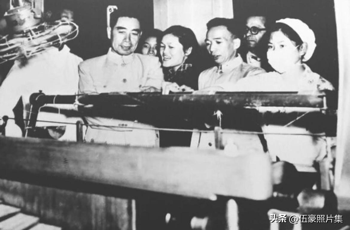 1955年，钱之光（前右二）陪同周恩来（前左一）视察国营北京第一棉纺织厂的老照片