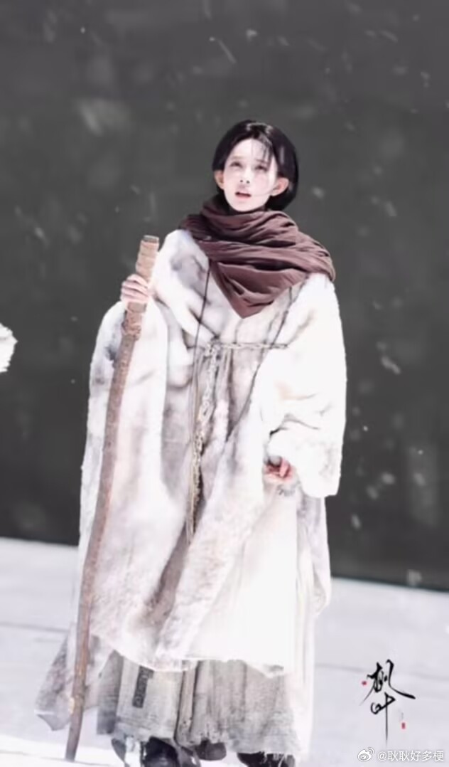 孟子义入伏穿貂拍雪地戏真不会中暑吗😳 