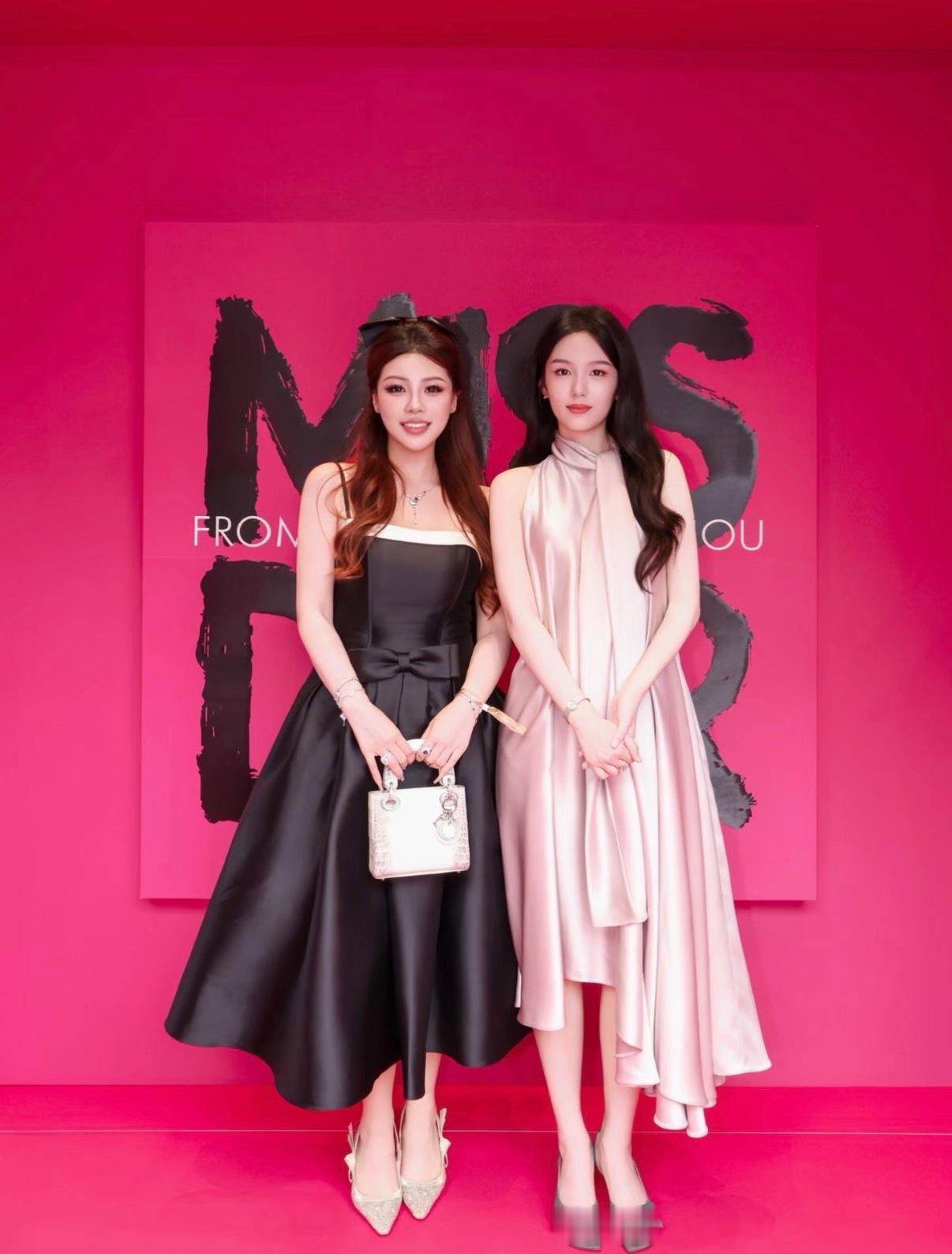 周也迪奥广州活动真的美出天际 美女的旁边另外一个美女🥰 