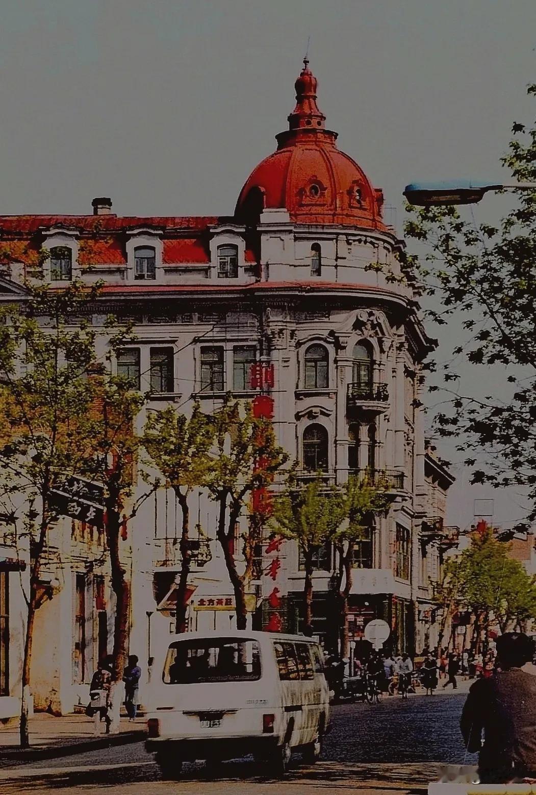 百年中央大街，现存的第十四栋百年老建筑外文书店，现在改做成西餐饭店。