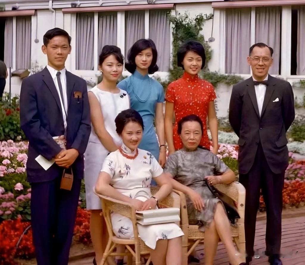 这是徐志摩的前妻张幼仪与儿子徐积锴和儿媳张粹文及孙子孙女在纽约的一张合影老照片，