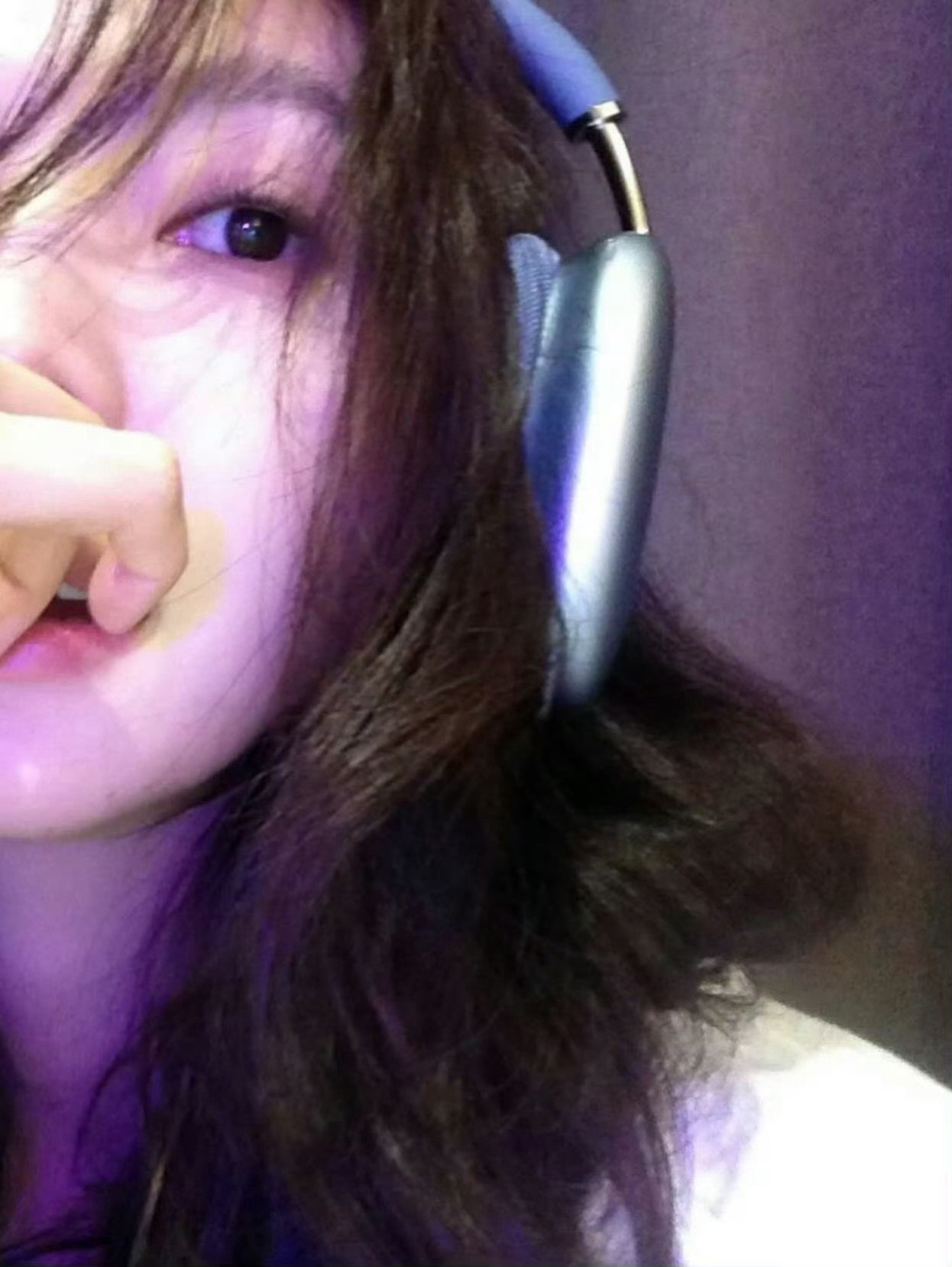 章若楠ig更新🎧 卷发+白卫衣的松弛感自拍比耶、怼脸、歪头杀，每一帧都软乎乎的