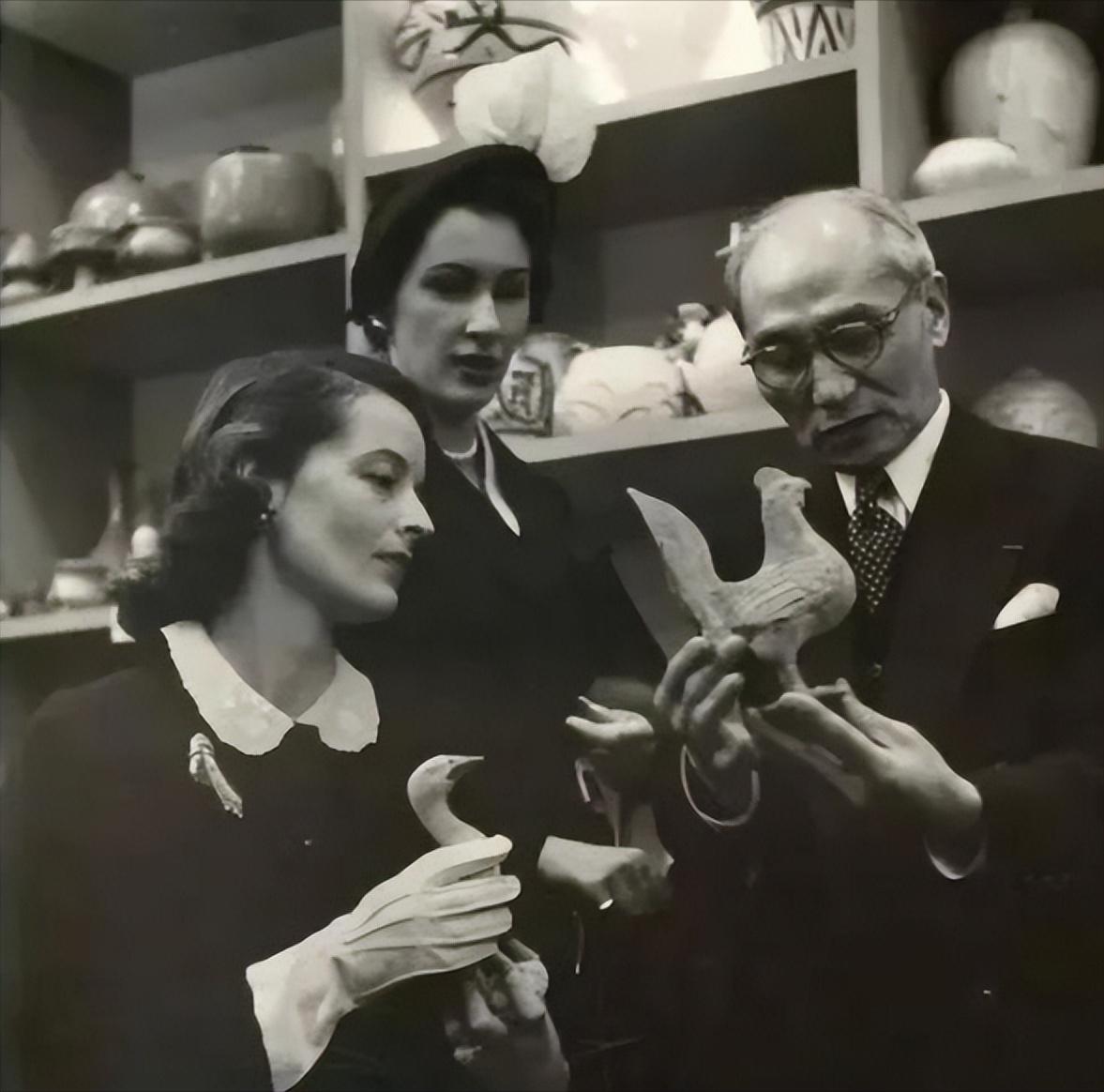 1910年，一名30岁的中国男人迎娶了一个15岁的法国少女。洞房花烛之夜，男子却