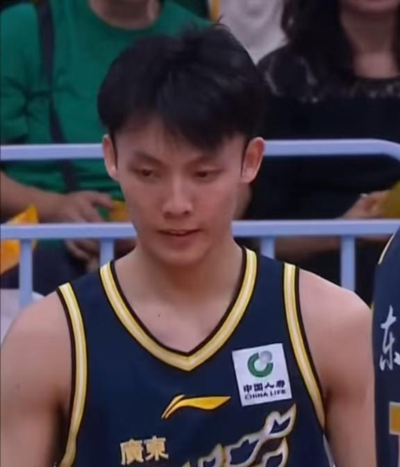 以后广东男篮如果想要以输球作为流量密码、让比赛过程打得更难看，杜峰就不妨还让胡明