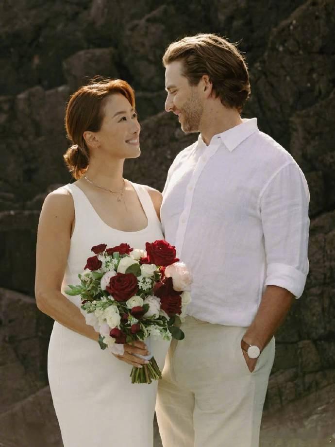 谢婷婷结婚谢婷婷婚纱照 据港媒，谢霆锋妹妹谢婷婷宣布秘密结婚一周年，并公开婚纱照