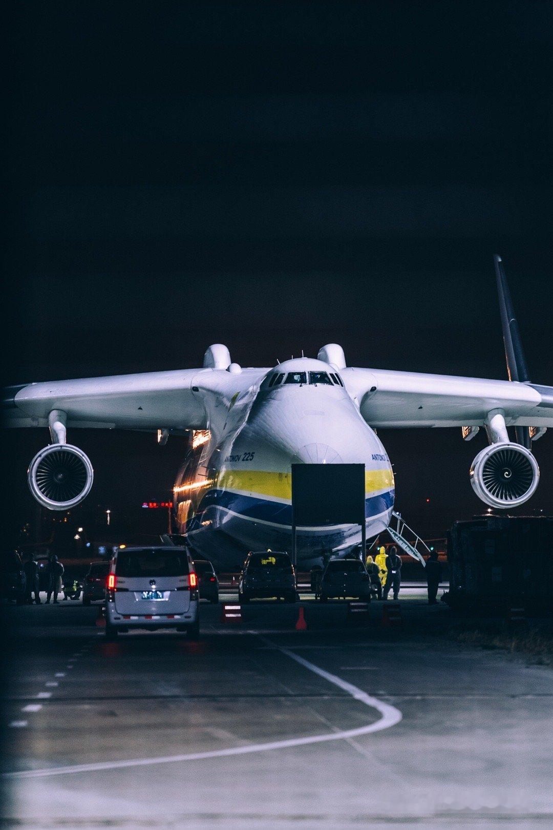 AN-225时隔五年再次降落天津！六发巨兽从头顶呼啸而过，感觉太棒了[哈哈] 一