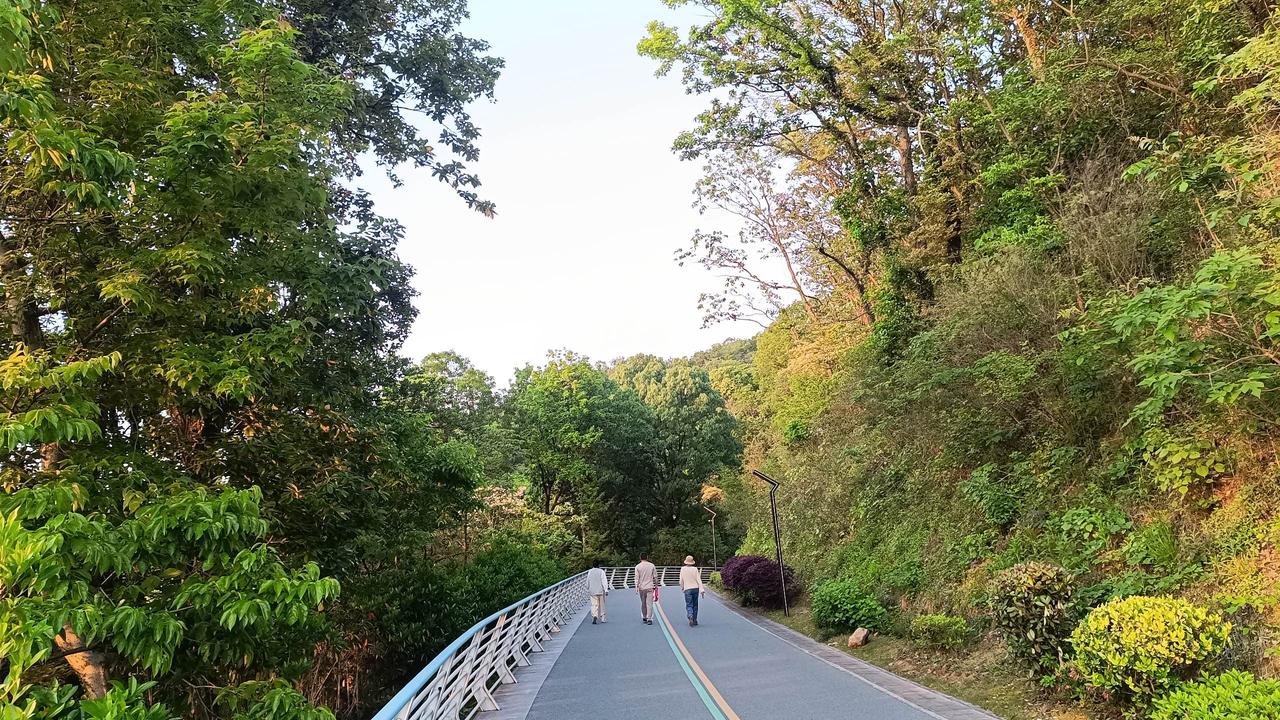 粗略估算，负债总额在130万左右。
信用卡约50万，银行贷款约50万，欠个人约3