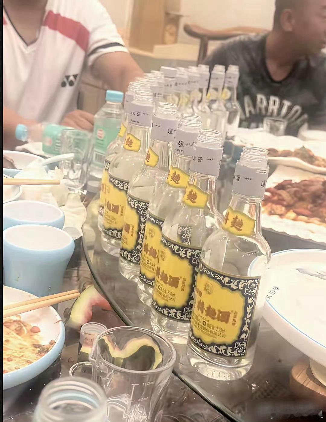 这酒不贵吧，啥条件喝了这么多，谁知道多少钱一瓶？ 