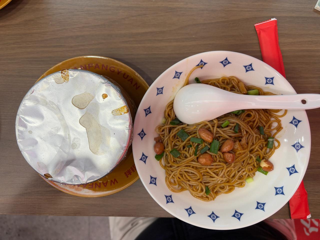 旅游 来一份鸡蛋肉饼汤，再来一份拌粉，不加辣椒，拌粉确实没了灵魂。