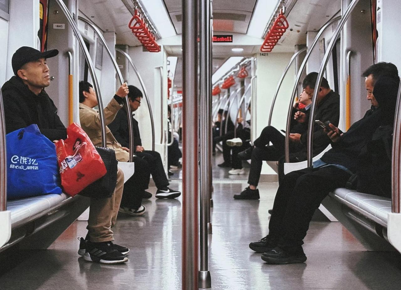 Metro
踢完球坐地铁回家，时间已近十一点，地铁上的乘客，大部分应该都是在回家