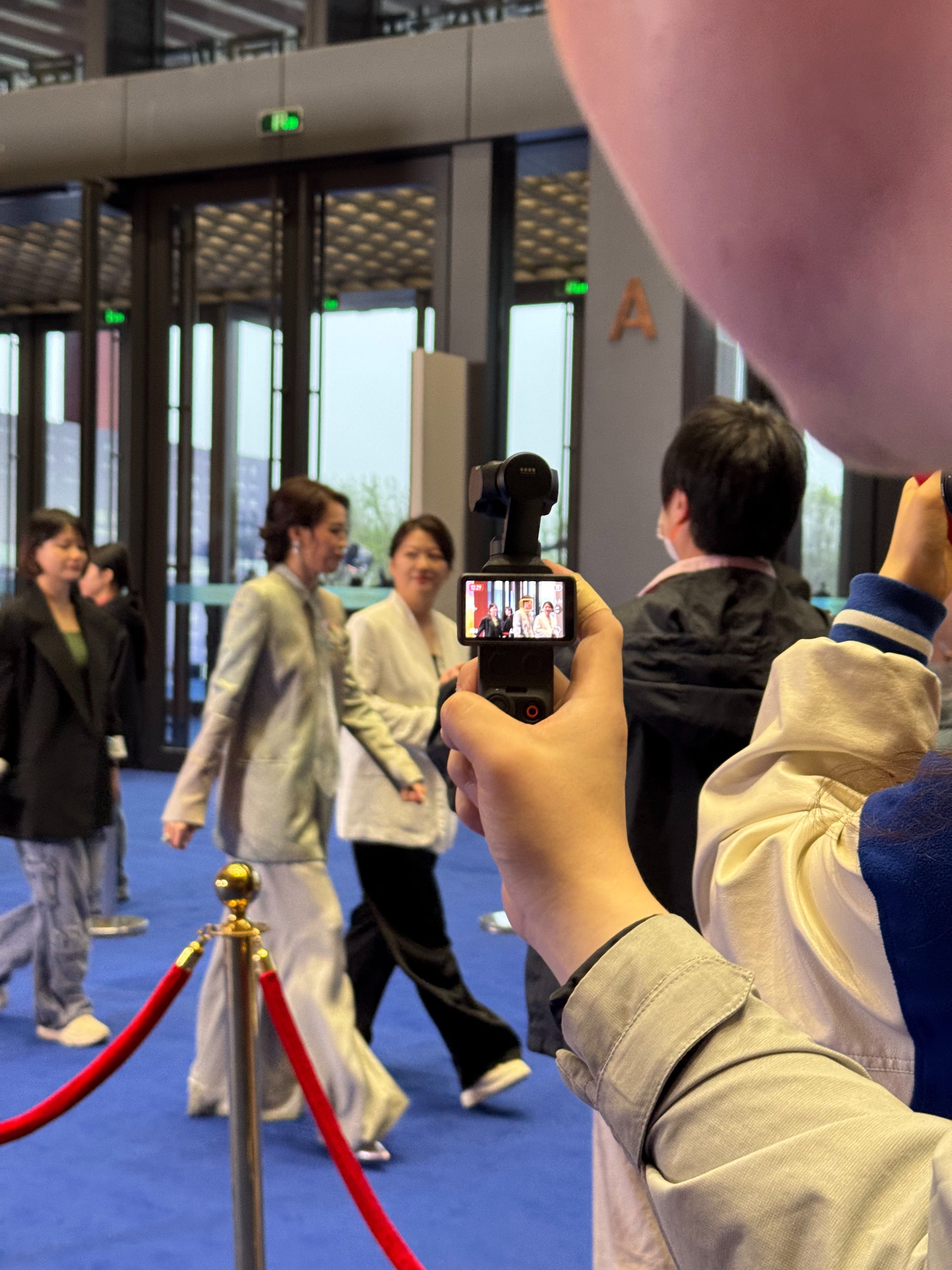 大疆Pocket 4这次在北京国际电影节的亮相，确实让人眼前一亮。和现场常见的专