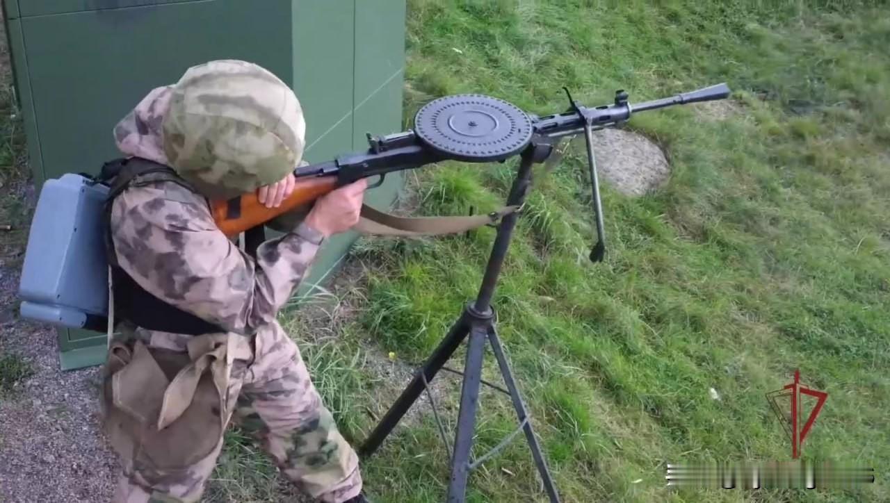 🇷🇺一名俄罗斯联邦部队士兵在训练中手持DP-27机枪。