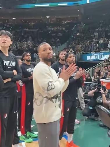 杨瀚森这波操作，真的太不懂事了！开拓者客场挑战雄鹿，雄鹿官方播放视频致敬利拉德，