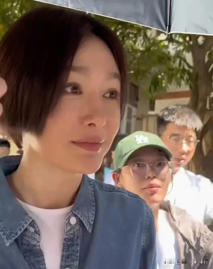 10月15日，秦岚出现在她的新剧《平等之门》的开机仪式上，这次出现秦岚把她的头发