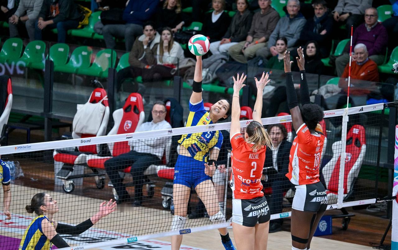 北京时间18日凌晨，意甲女排常规赛第20轮，圣乔瓦尼在客场以3-0零封库内奥，赢