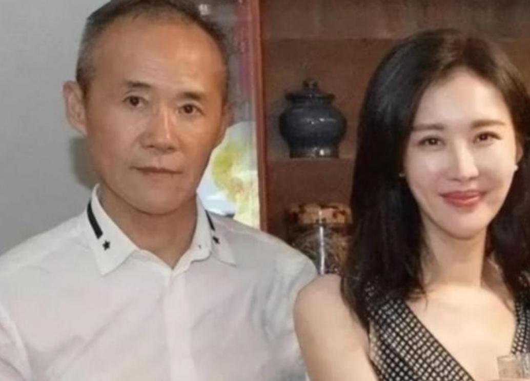 1983年的一个深夜，王石把300万，相当于现在的1亿8千万交到妻子手里：“给，