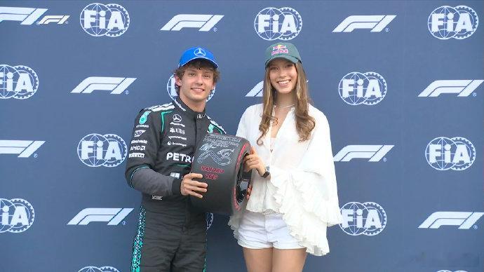 【谷爱凌安东内利合照】现身F1摩纳哥站，为夺得杆位的安东内利颁奖，并拍下合照。F