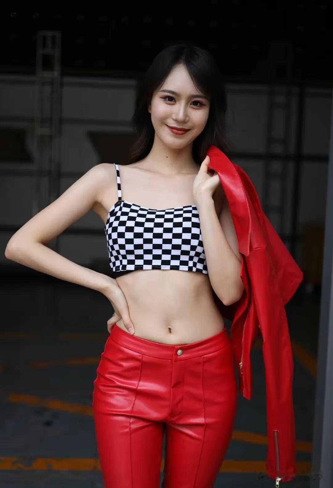 红色皮裤美女