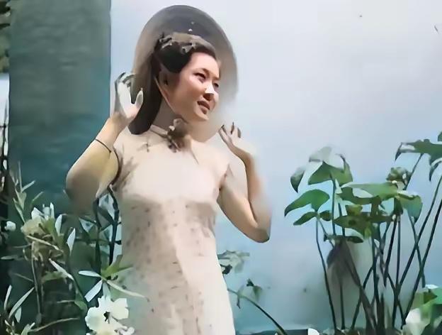 ​​1937 年左右，大上海第一交际花 “上海舞后” 李丽，开始陪侍日本军官就寝