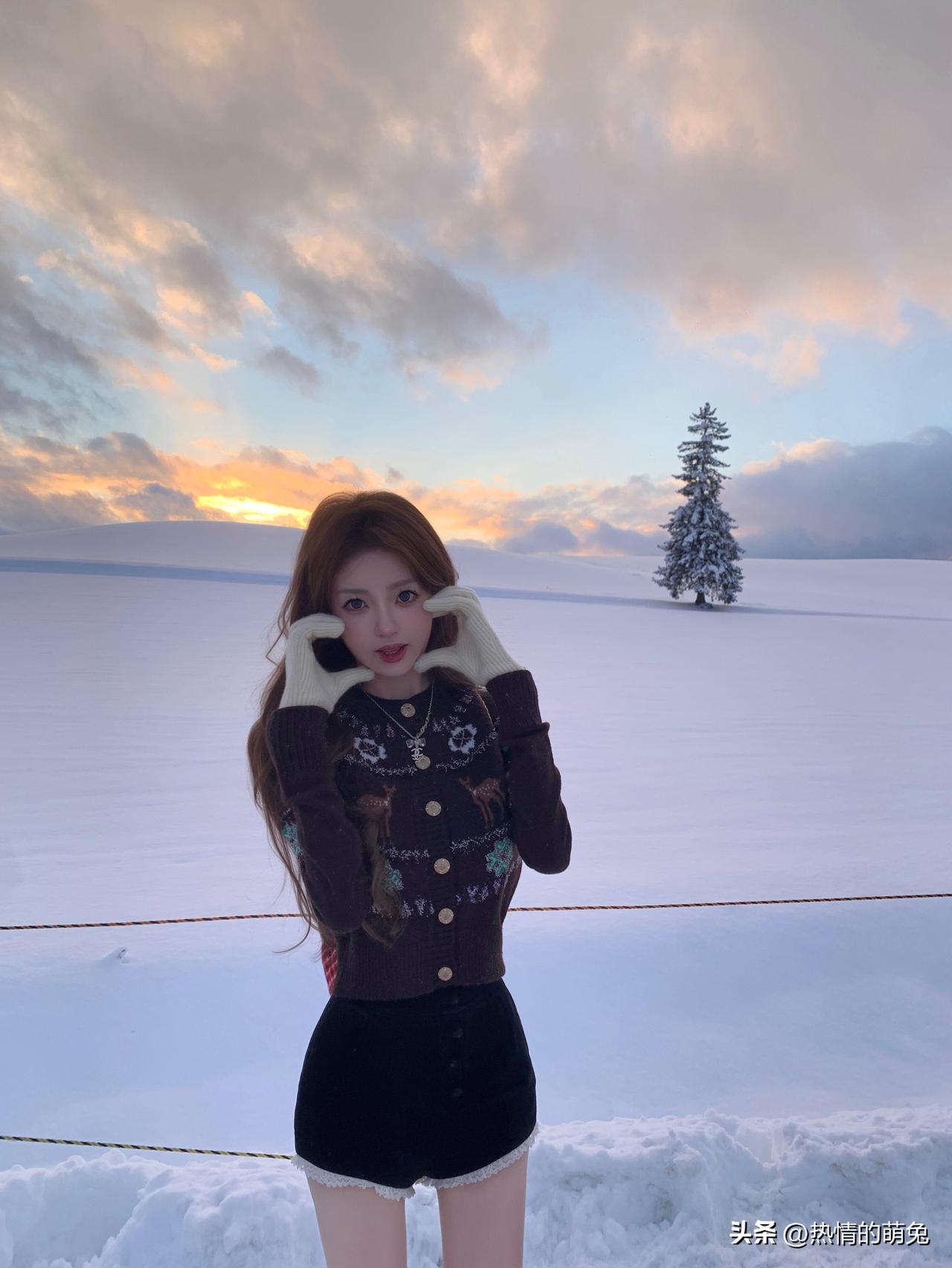 王思聪女友懒懒真的一点都不怕冷喔！在茫茫白雪中穿着热裤拍照！两条筷子腿在雪中特别