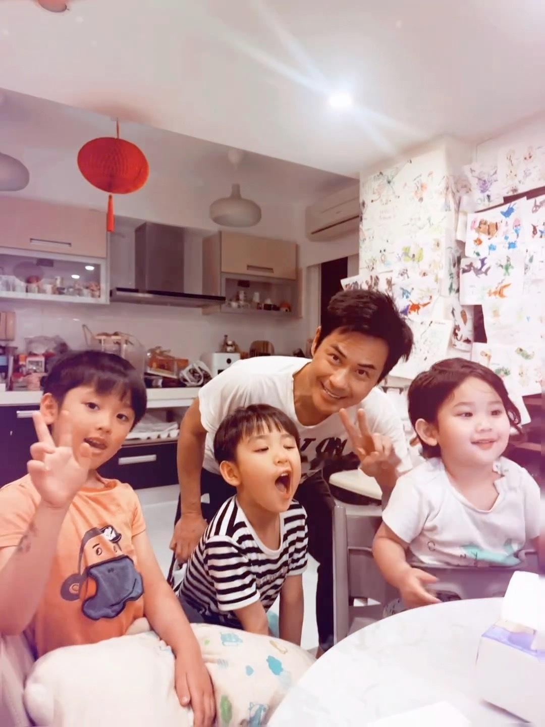 郑嘉颖和三个儿子  Rafael、Yannick、Carlos😉 ​​​