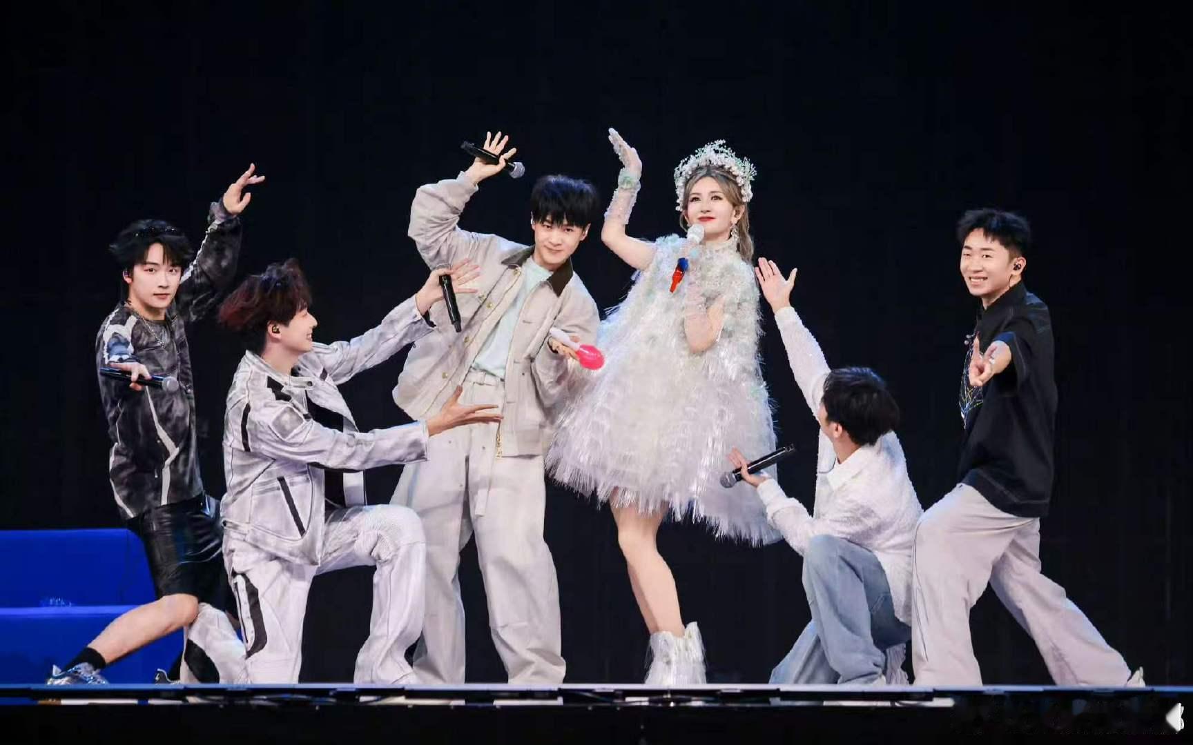 谢娜演唱会晒照c位是何炅谢娜晒演唱会plog谢娜演唱会晒照何老师稳C谢娜演唱会暖