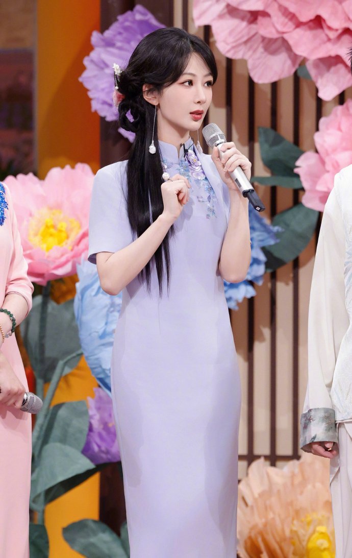 你好星期六这期有杨紫李现  杨紫紫色花边领旗袍  杨紫紫色旗袍侧边发  杨紫紫色