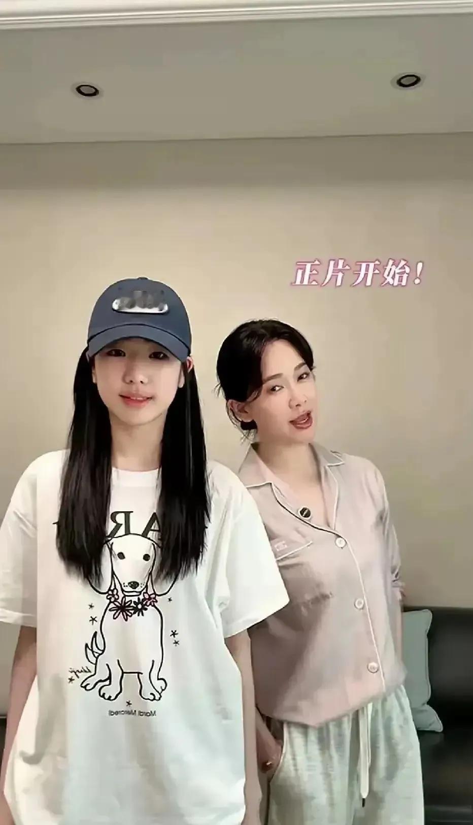 左小青带女儿直播，母女二人同框，温馨又幸福！

照片中的左小青扎马尾辫，穿浅色家