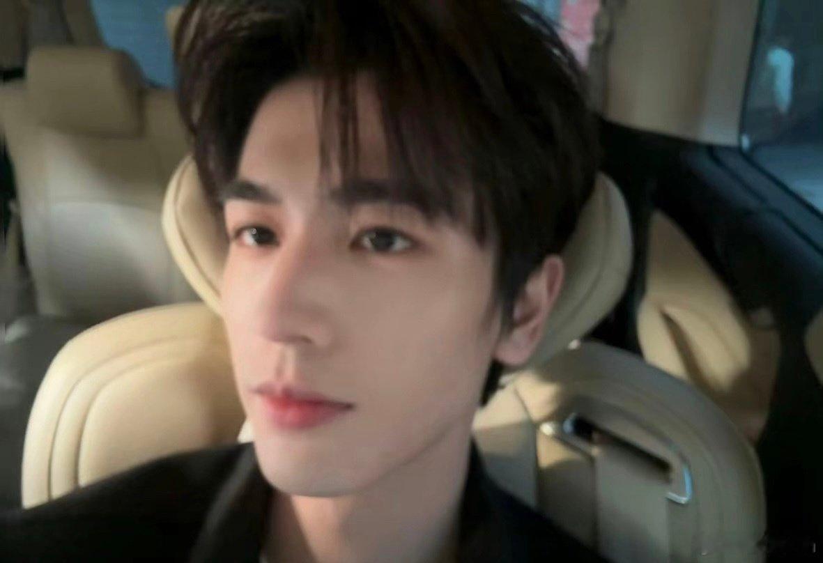 张凌赫湖南跨晚官宣 官宣！张凌赫锁定湖南跨晚，这波是提前预定了跨年夜的热搜吧～ 