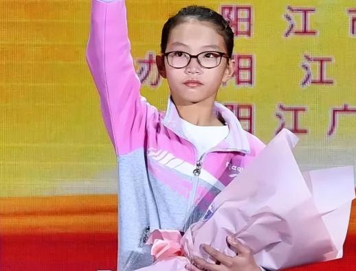 2006年，广东一男子在医院陪护流产的妻子。谁知，他出去抽烟时，发现了一名女弃婴