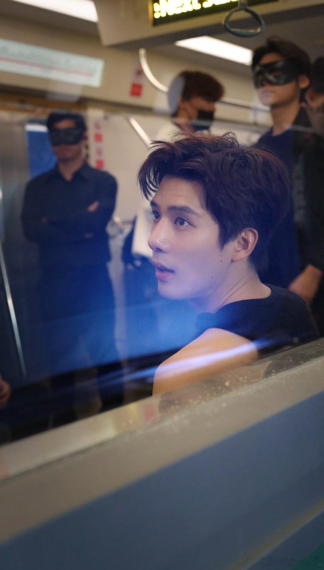 王安宇黑色背心薄肌看王安宇穿黑色背心你会发现，原来男人的性感可以这么高级。他的薄