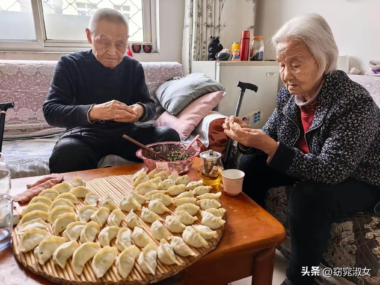 刷到一组照片瞬间泪目了！
照片里是91岁和93岁高龄的爸爸和妈妈给孩子们包饺子的