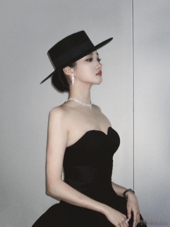 关晓彤工作室用新造型当头像了网友给关晓彤p的照片 工作室换头像 = 官方盖章最美