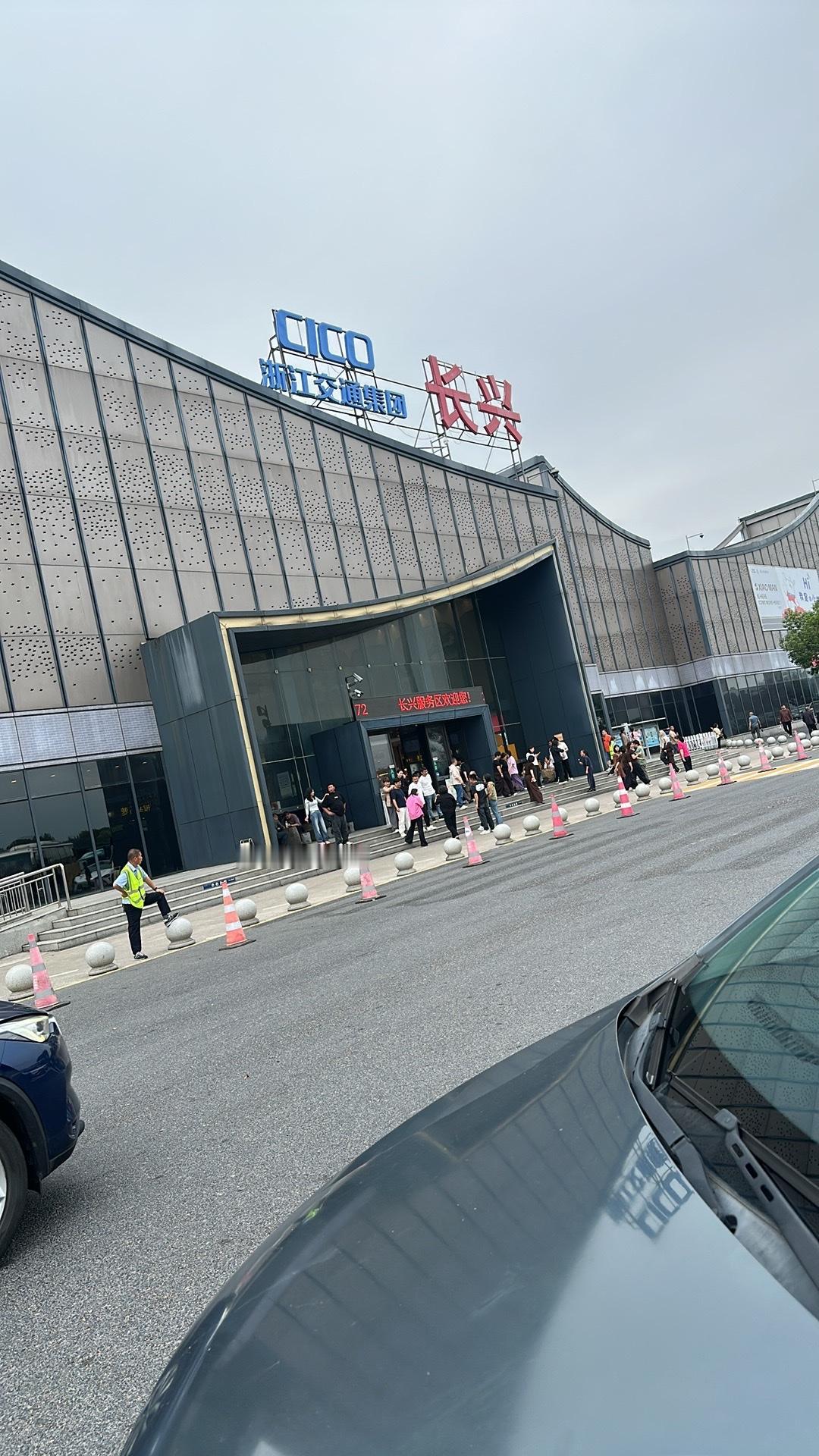 【琅河财经】在知乎上有人说中国的阶层流动性大，是机会多。

我觉得他说的错的离谱