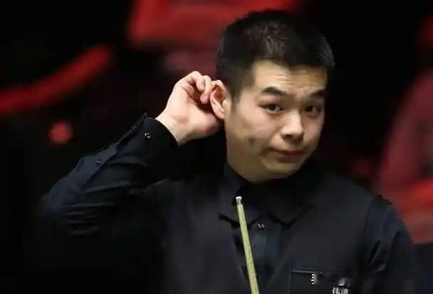 庞俊旭逆转未果虽败犹荣
北京时间12月5日晚，2025年斯诺克英锦赛四强争夺战，