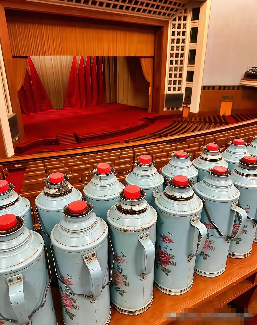 勤俭节约一直是我们国家的优良传统，看看这些暖水壶的锈迹，少说也得用了十多二十年了