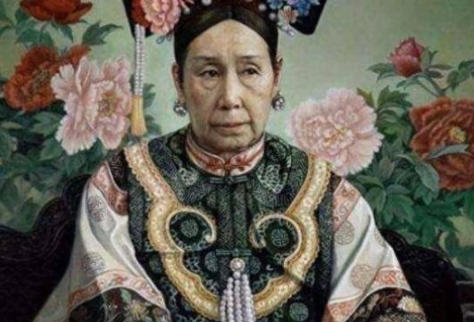 1900年，慈禧狼狈逃窜至山西首富家，临行时，慈禧让乔家借她10万两，乔致庸扑通
